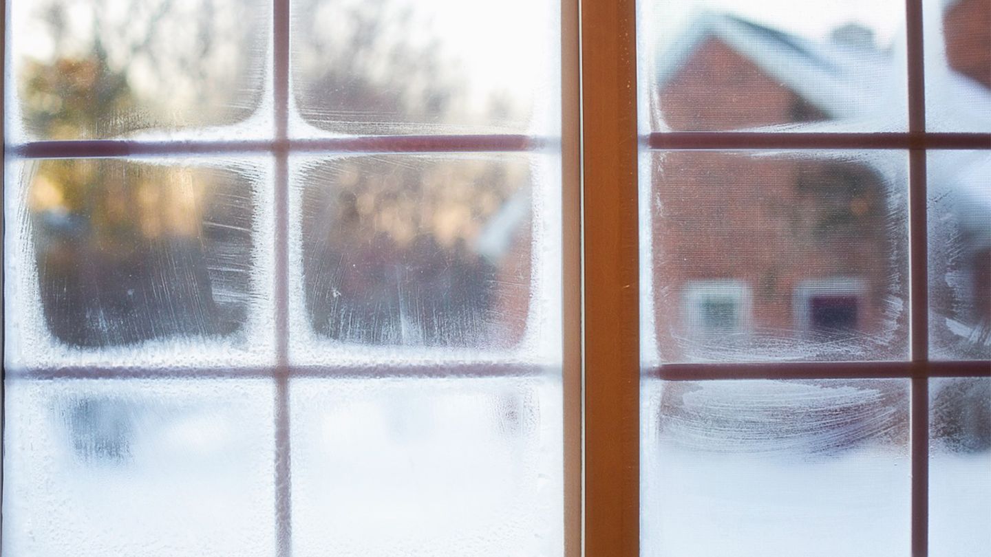 vue de neige par la fenêtre en hiver